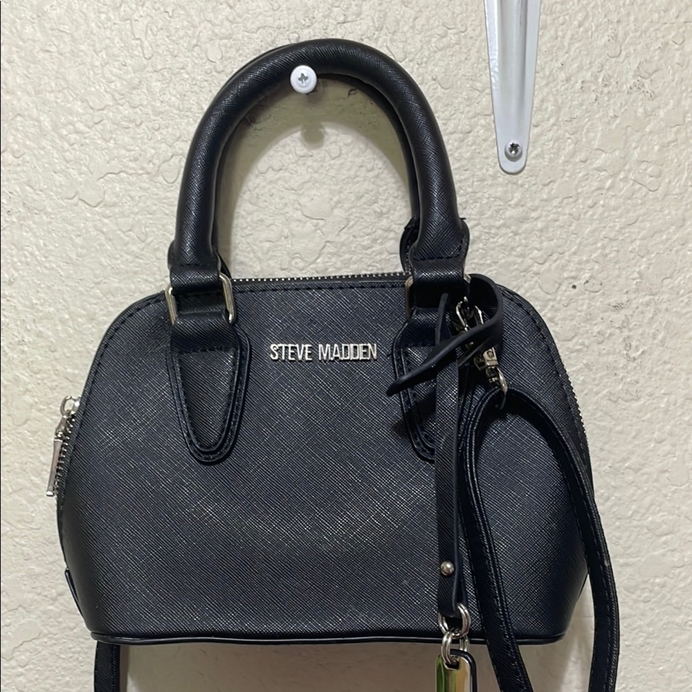 Steve Madden Women's Small Black Pebbled Purse. Excellent Condition.